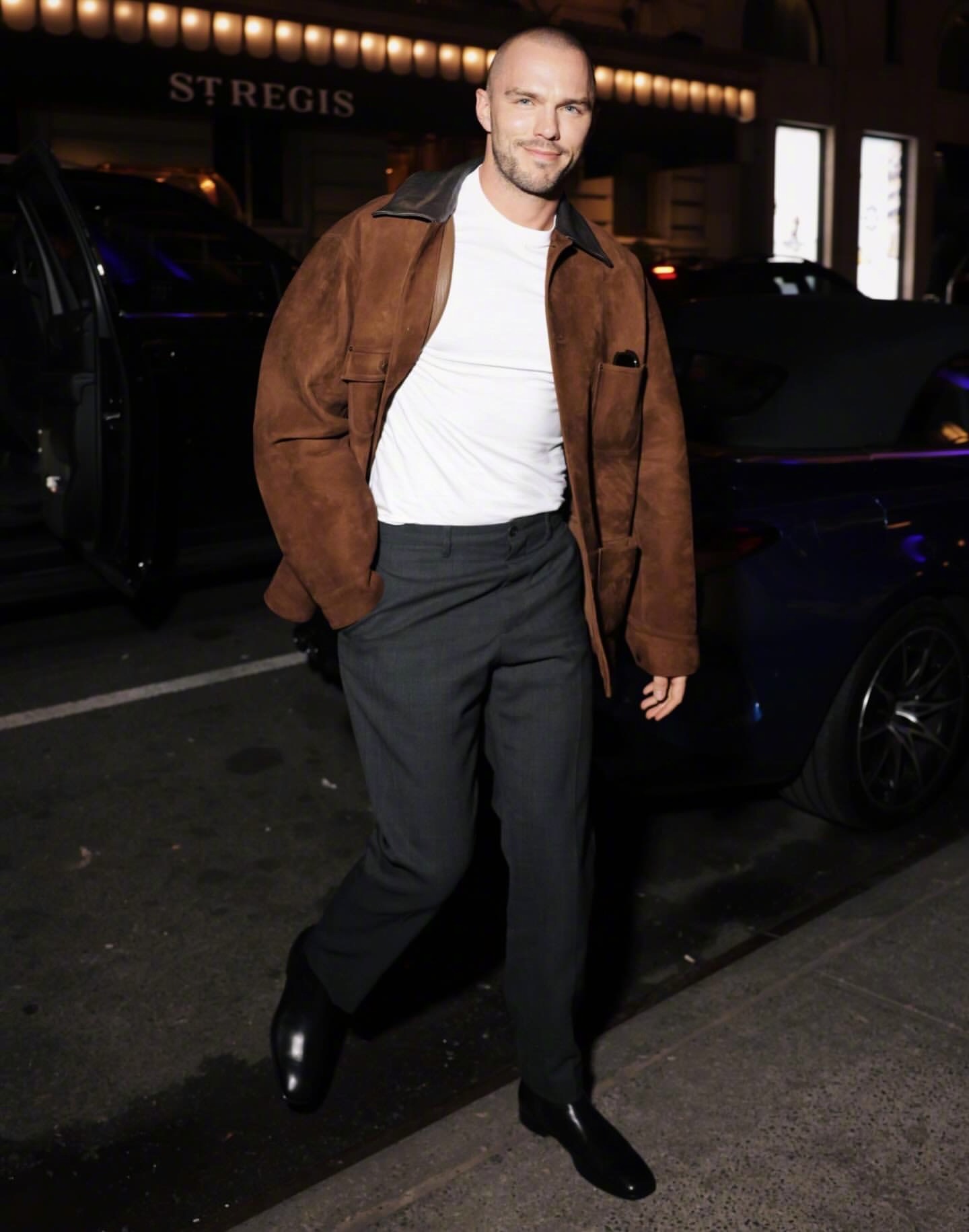尼子Nicholas Hoult 光头造型现身纽约。不知道是不是要参加met g