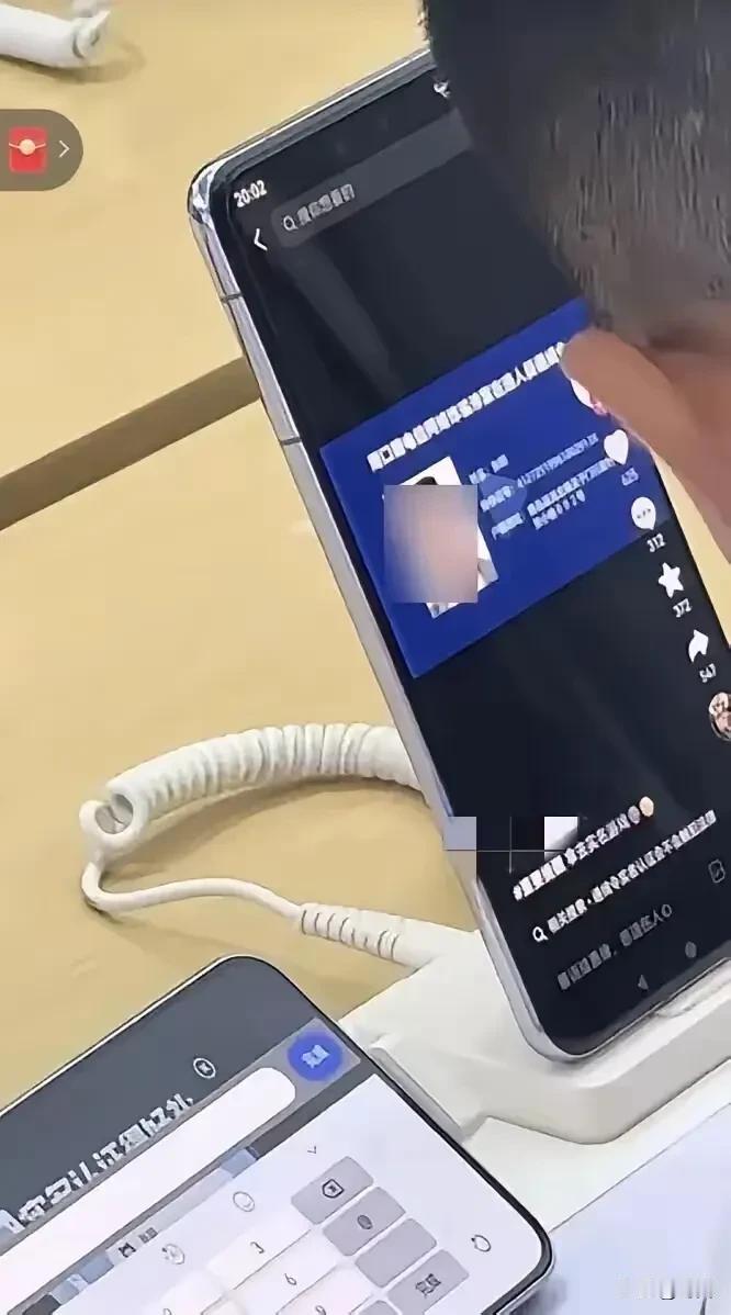 真会玩，小孩在手机售卖店用通缉犯信息登录游戏APP。10月2日，一名小学生在某手