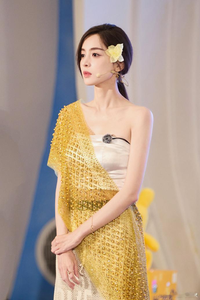 #杨迪娜扎为什么没去歌手揭榜#杨迪的敬业让人佩服！凌晨三点还在录歌，第二天却依旧