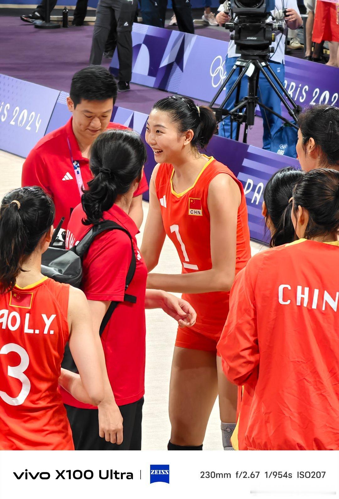 #中国女排2比0法国女排#就这样轻松加愉快的锁定八强，哈哈哈哈哈哈，开心…周围一