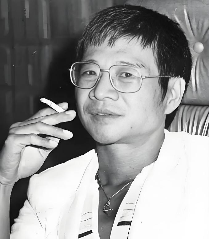 1957 年，倪匡伪造公章和介绍信，由内蒙古畏罪潜逃至广州，七月间偷渡澳门，最终