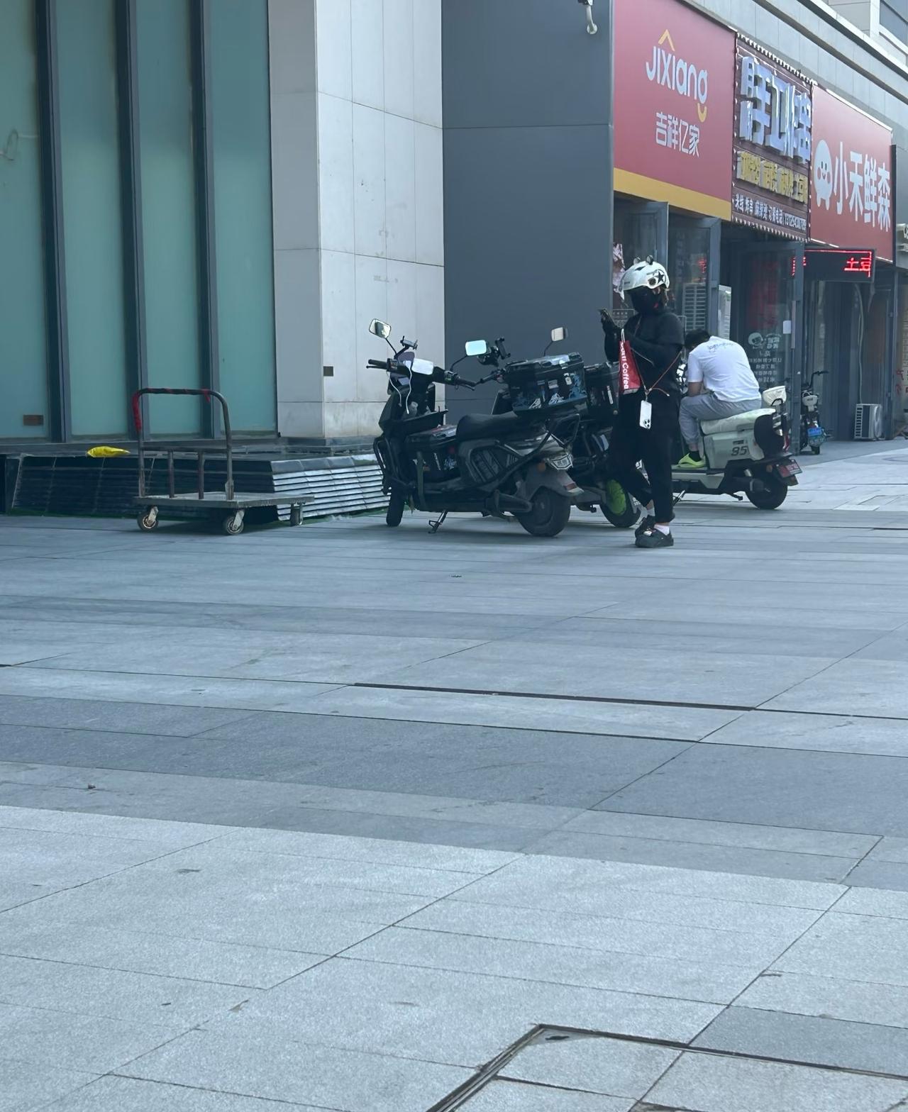 现在送外卖的女孩子是真多了 还很年轻
不知道是不是钱太难赚了
还是女孩子开始养家