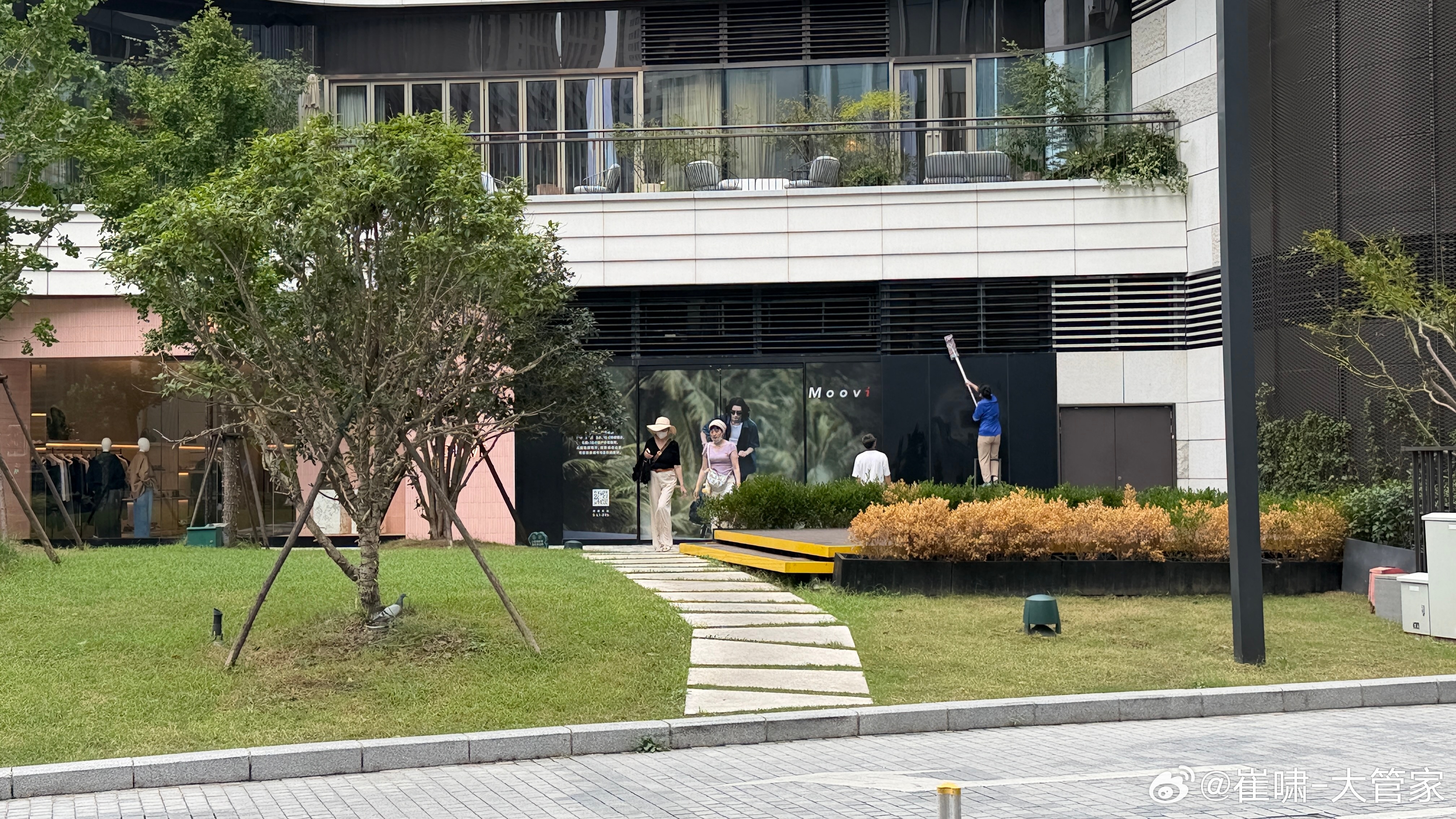 终于-…上海前滩的这家路特斯撤了[无聊]每次来上海住对面，就很感慨，这要卖多大量