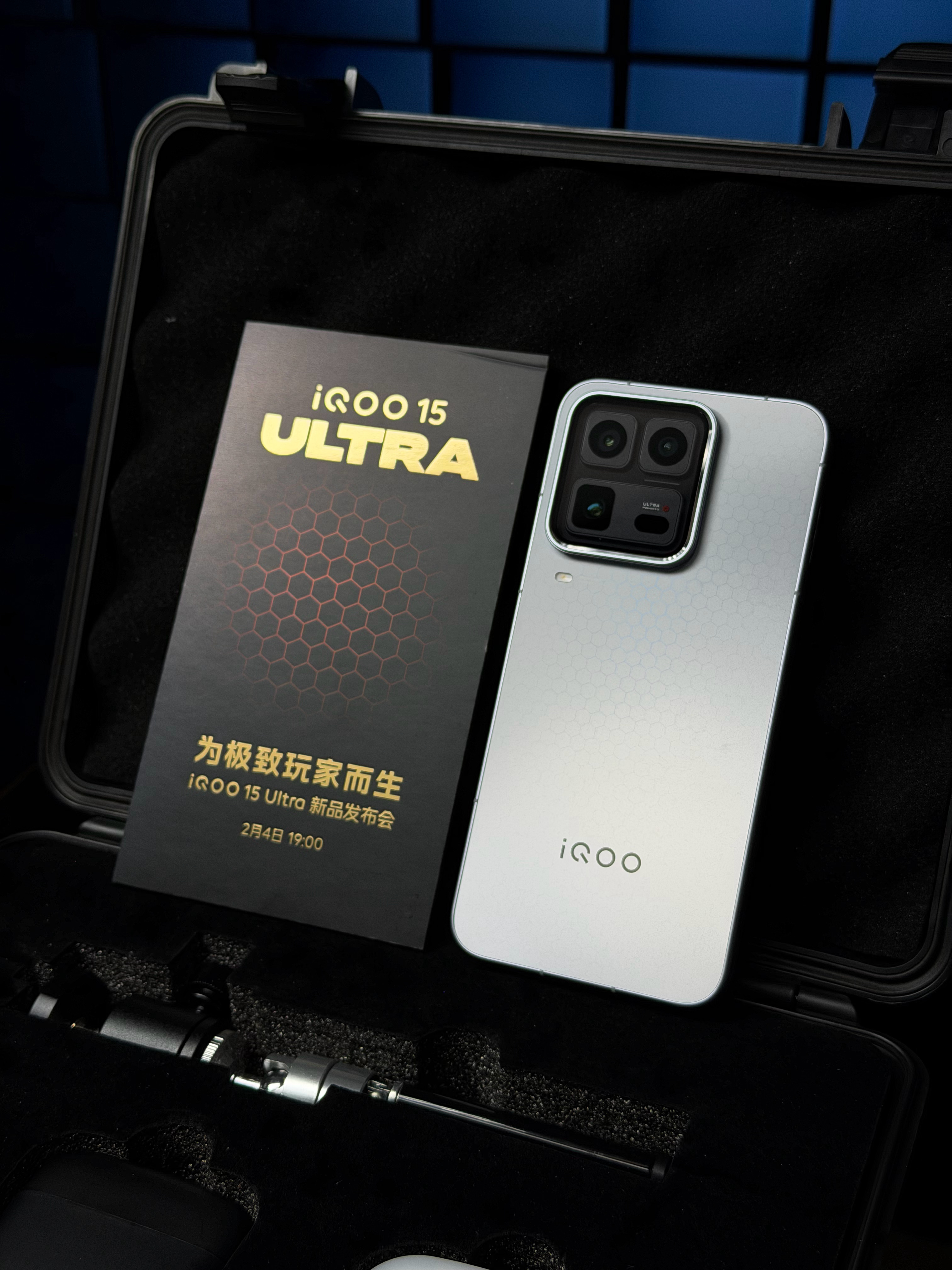 iQOO 15 Ultra 的邀请函非常 Nice 啊，是一整套手机直播装备。手
