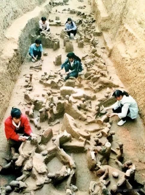 [微风]许多人以为殉葬是将活人推进地宫，在封闭后哭喊。事实上，为了生存，殉葬的人