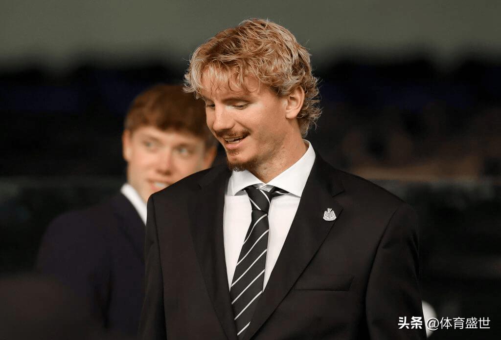 纽卡这锋线操作真让人捉摸不透。今夏他们本想引进姆贝莫等球员，无奈因欧冠分组太“恐