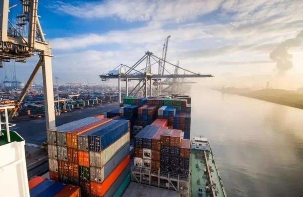 美国总统特朗普宣布课征新一轮关税，调整后中国将面临22.2%实际关税。分析认为，