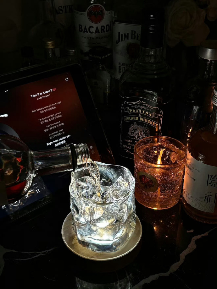 “成年人的世界，酒多了红了脸，话多了红了眼”  