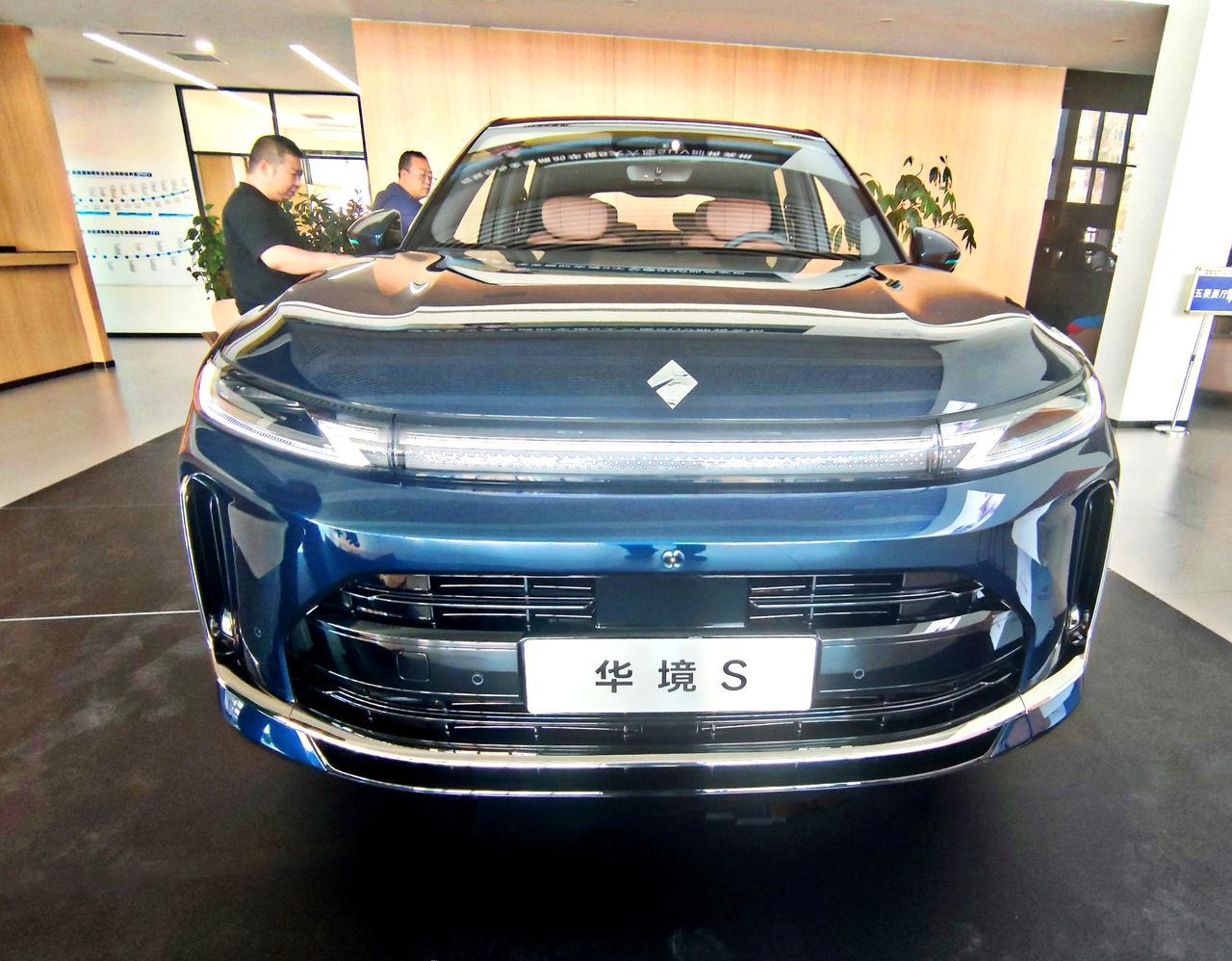 旗舰大六座SUV《华境S》
   华境S是上汽通用五菱与华为深度合作的，全新高端