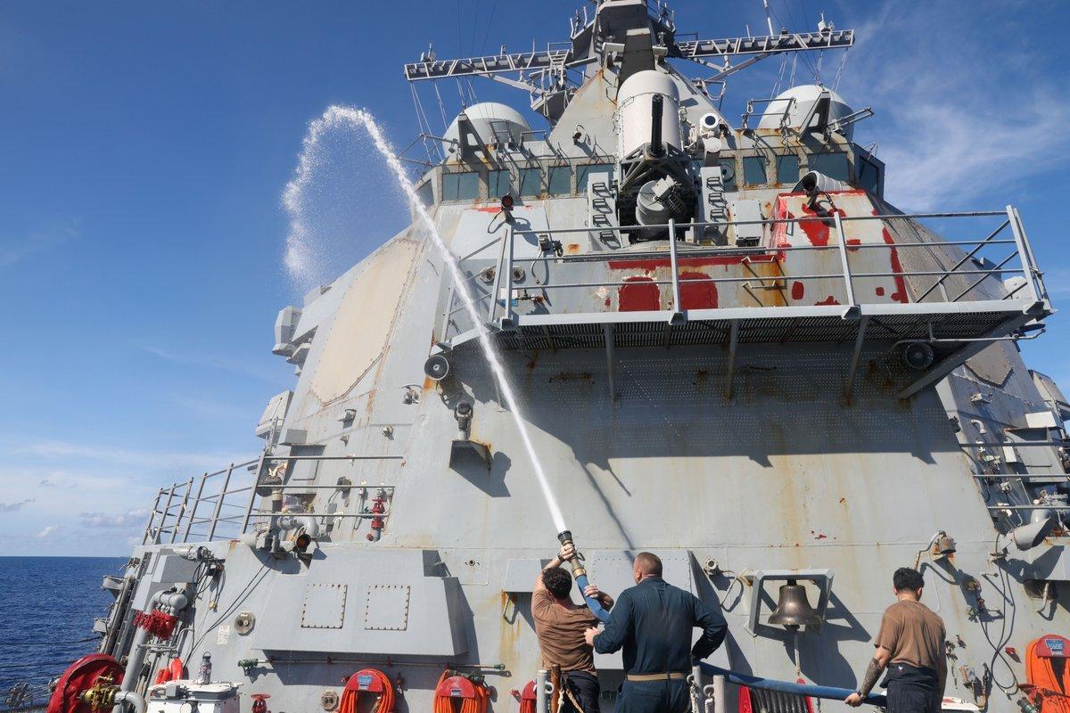 “美国海军霍华德号驱逐舰上的水兵在南海进行淡水冲洗”，7月18日，美国海军公开了