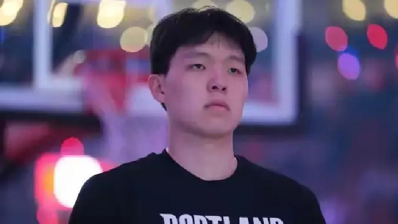 开拓者进不了季后赛，却宁愿输球也不让中国中锋上场。
 
比卢普斯站在场边喊战术，