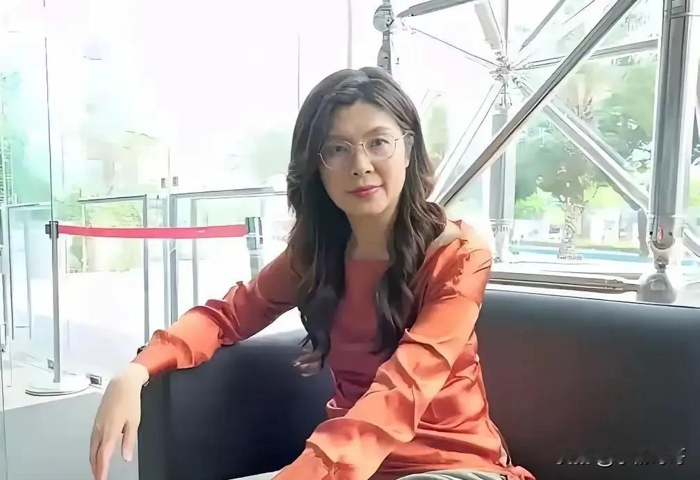 郑丽文这个人

完全不经扒

因为一扒你就会发现她的人生轨迹比戏剧更跌宕。

她