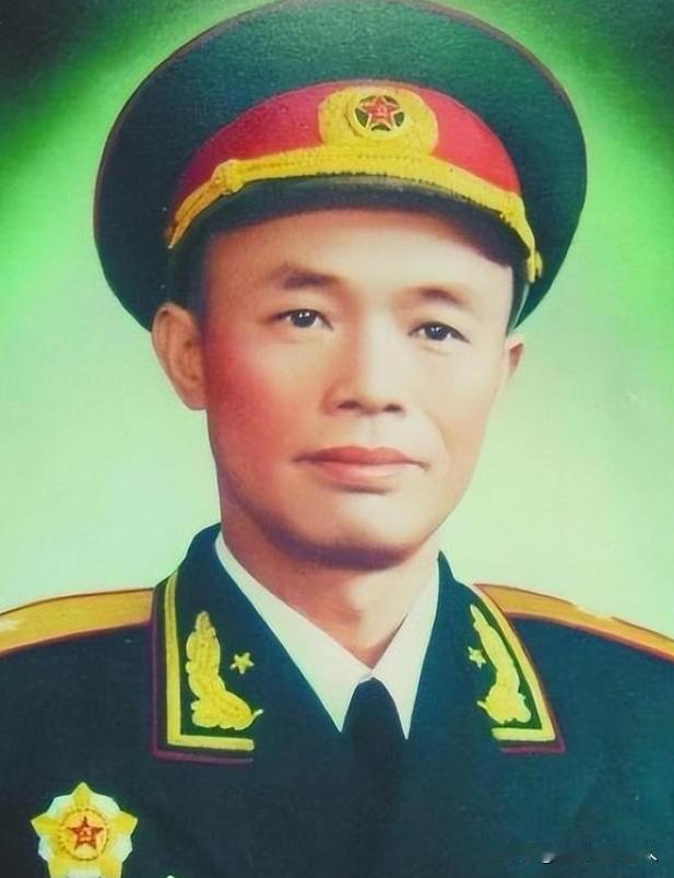 1967年，钟伟被人装进麻袋，丢进江水中，他拼命挣扎，才挣脱麻袋上了岸。上岸后，