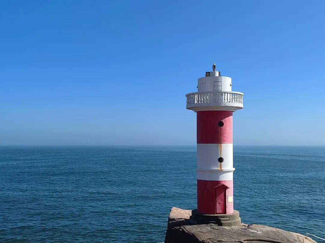 中国十大美丽海岛：

1、东山岛（福建・漳州）
2、三岛（广东・湛江）
3、涠洲