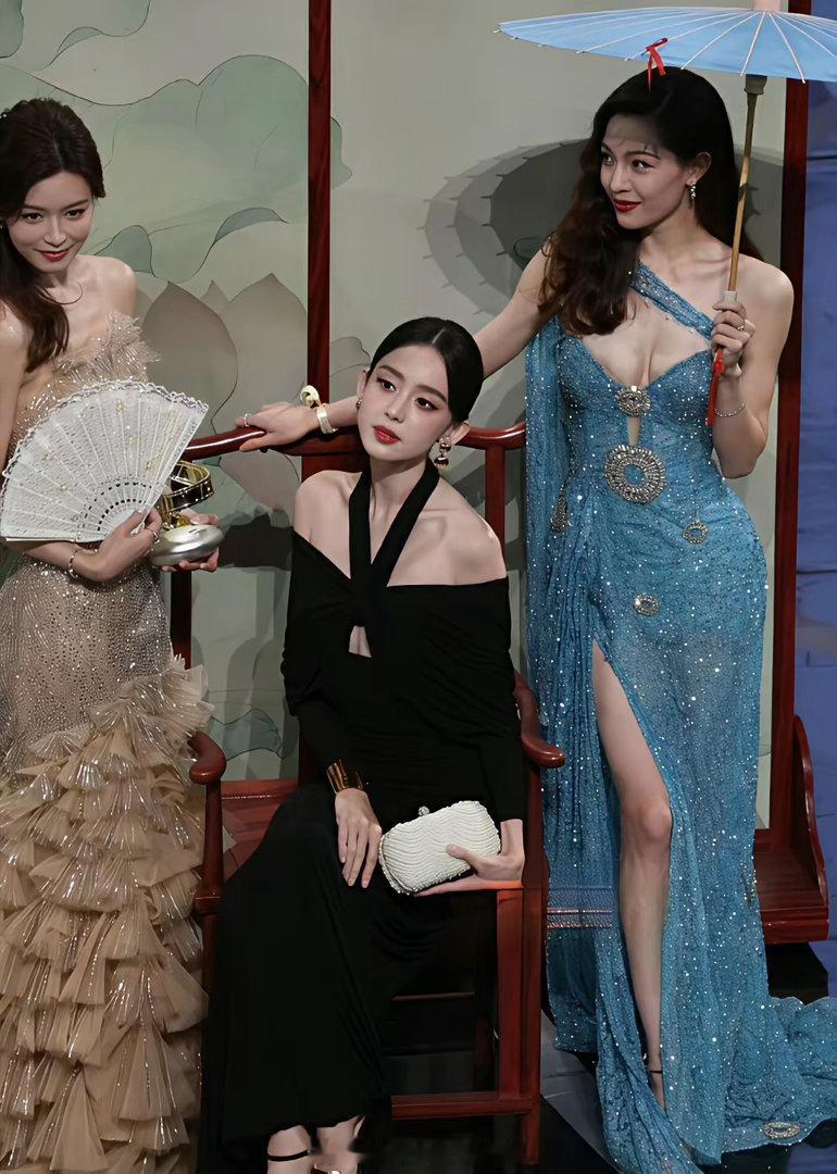 感觉钟楚曦衣服都要掉了，但是一脸镇定，美的让人忘记了旁边是古力娜扎 