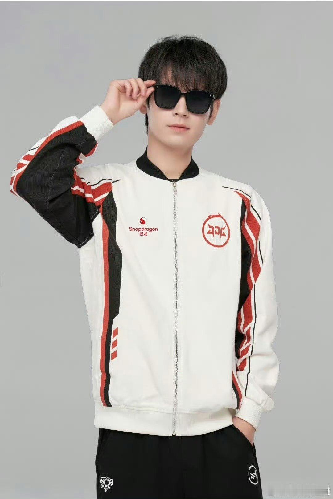 无畏慢镜头回眸  无畏0帧起手回眸包帅的 无畏这个回眸真的迷倒我了！！怎么可以游