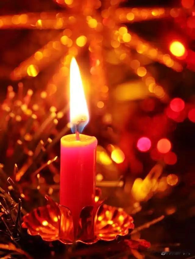 《除夕摇曳的红烛》

为了装点这如期而至的除夕，从街边买来一对红烛。春晚开播前，