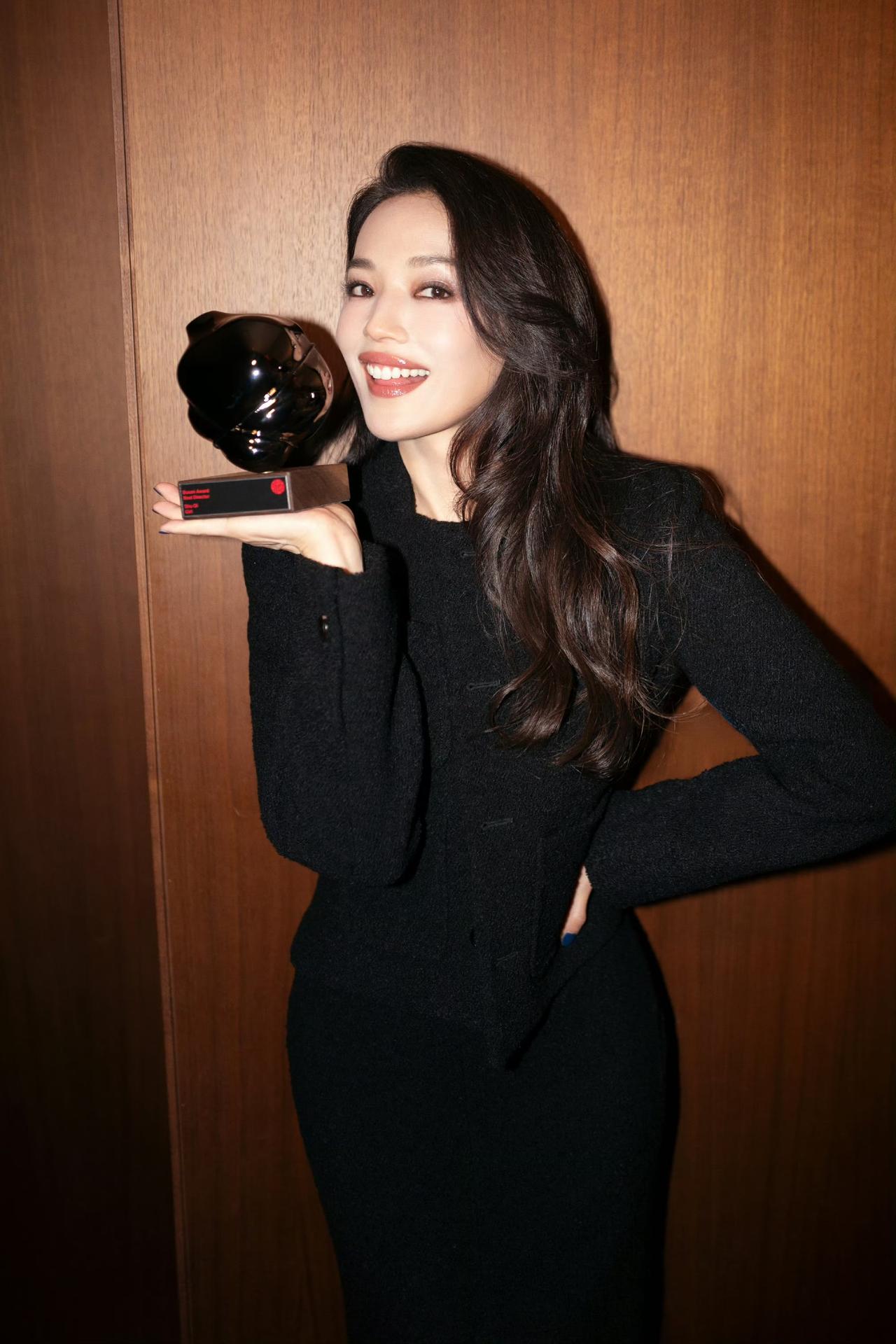 舒淇当导演了！
她首部自编自导的电影《女孩》拿下第30届釜山国际电影节最佳导演奖