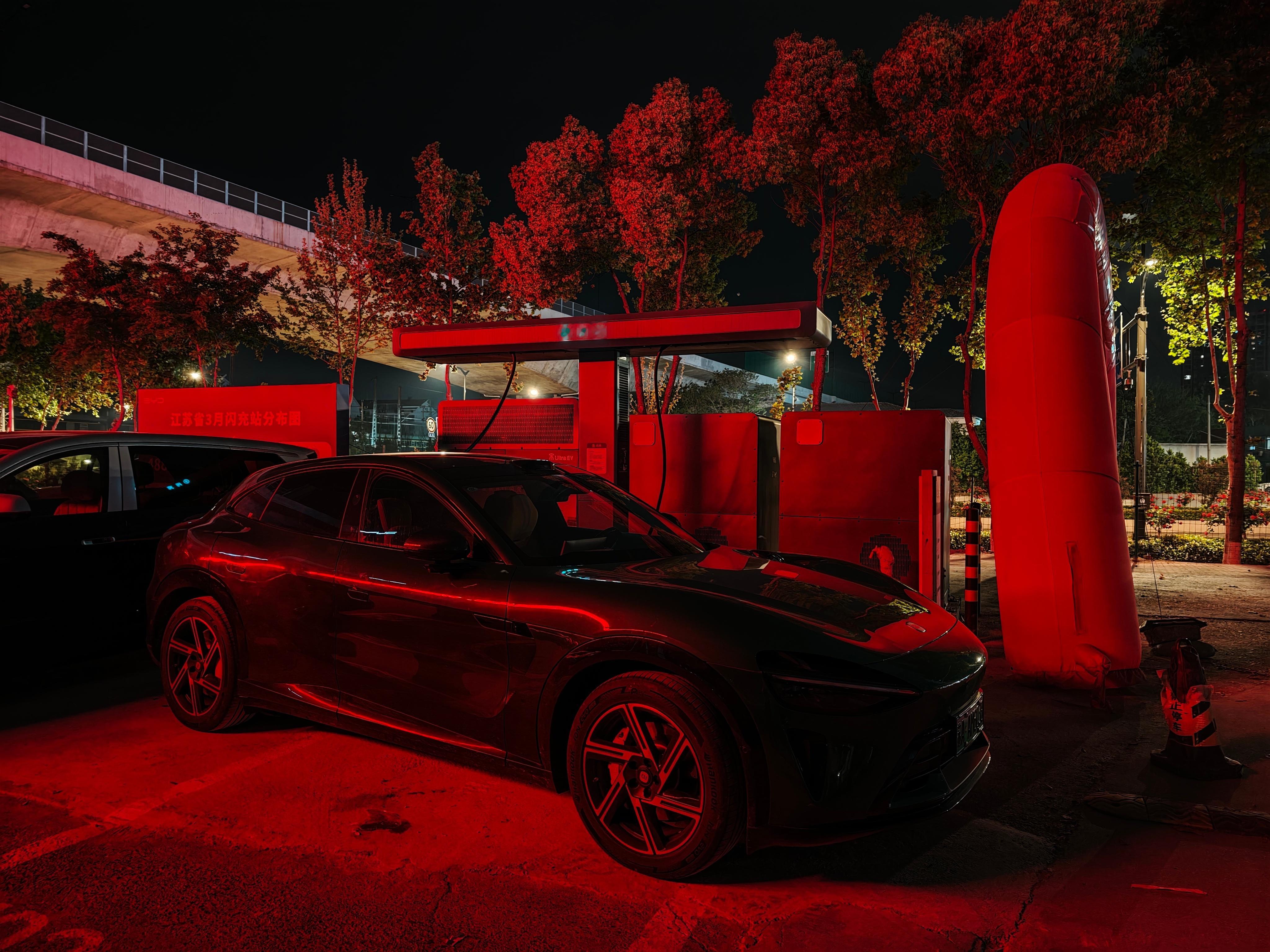 正好距离我12km有个比亚迪闪充站，有点好奇在米车上能跑到什么速度，特地开过来试