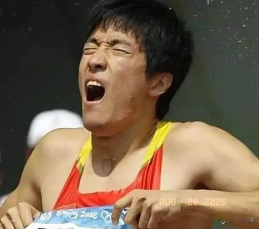 姚明当年的选择比刘翔要聪明多了。

姚明退役当年做决定很干脆。

他选择主动完成