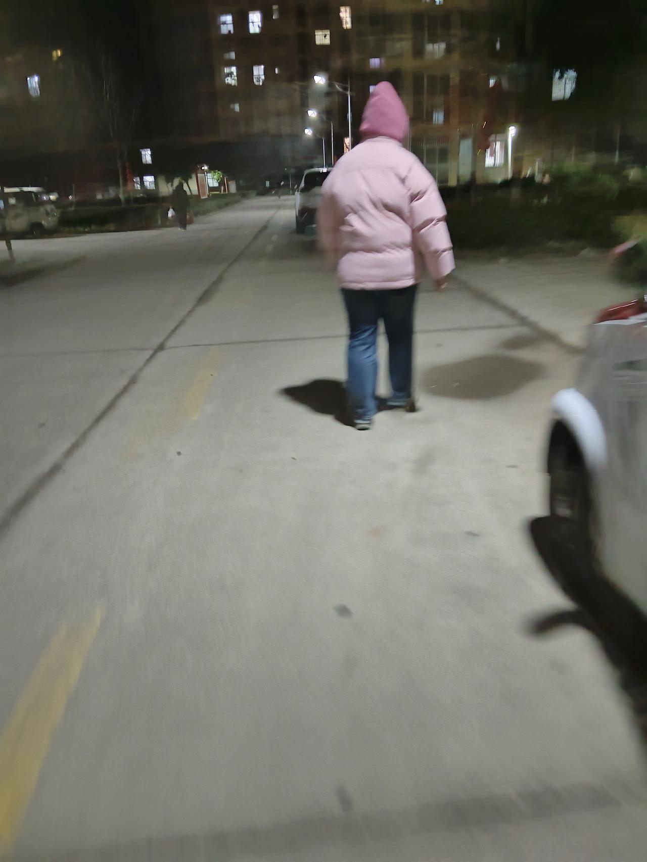 一女的对着镜头说，她特别讨厌婆婆。听她说话烦，看她那张满是皱纹的脸烦，看她那个背