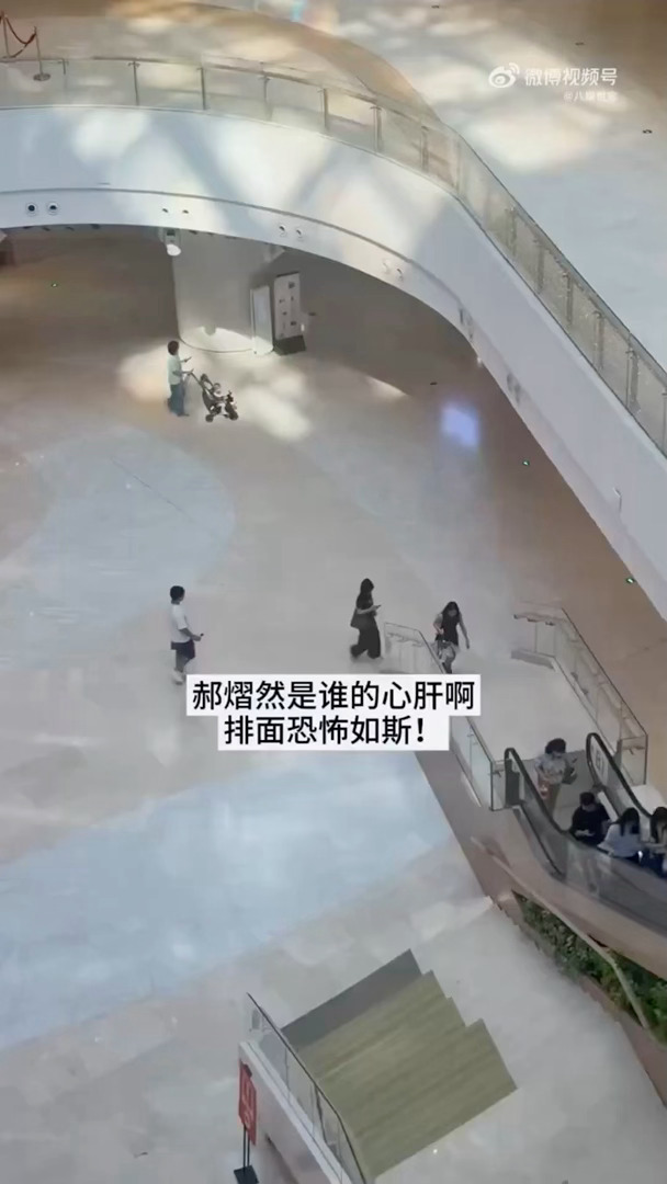 郝熠然广州瀑布巨屏广州地标瀑布巨屏点亮，纵向巨幕视觉冲击力超强，繁华闹市之中一眼