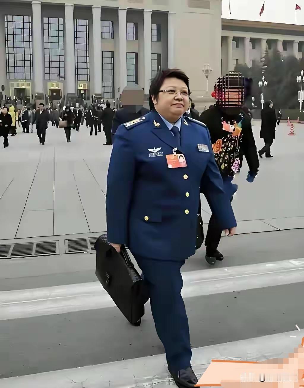 韩红气场好强大
走出大将军的步伐。
韩红唱歌的确好听，底气特别足。特别喜欢她唱的