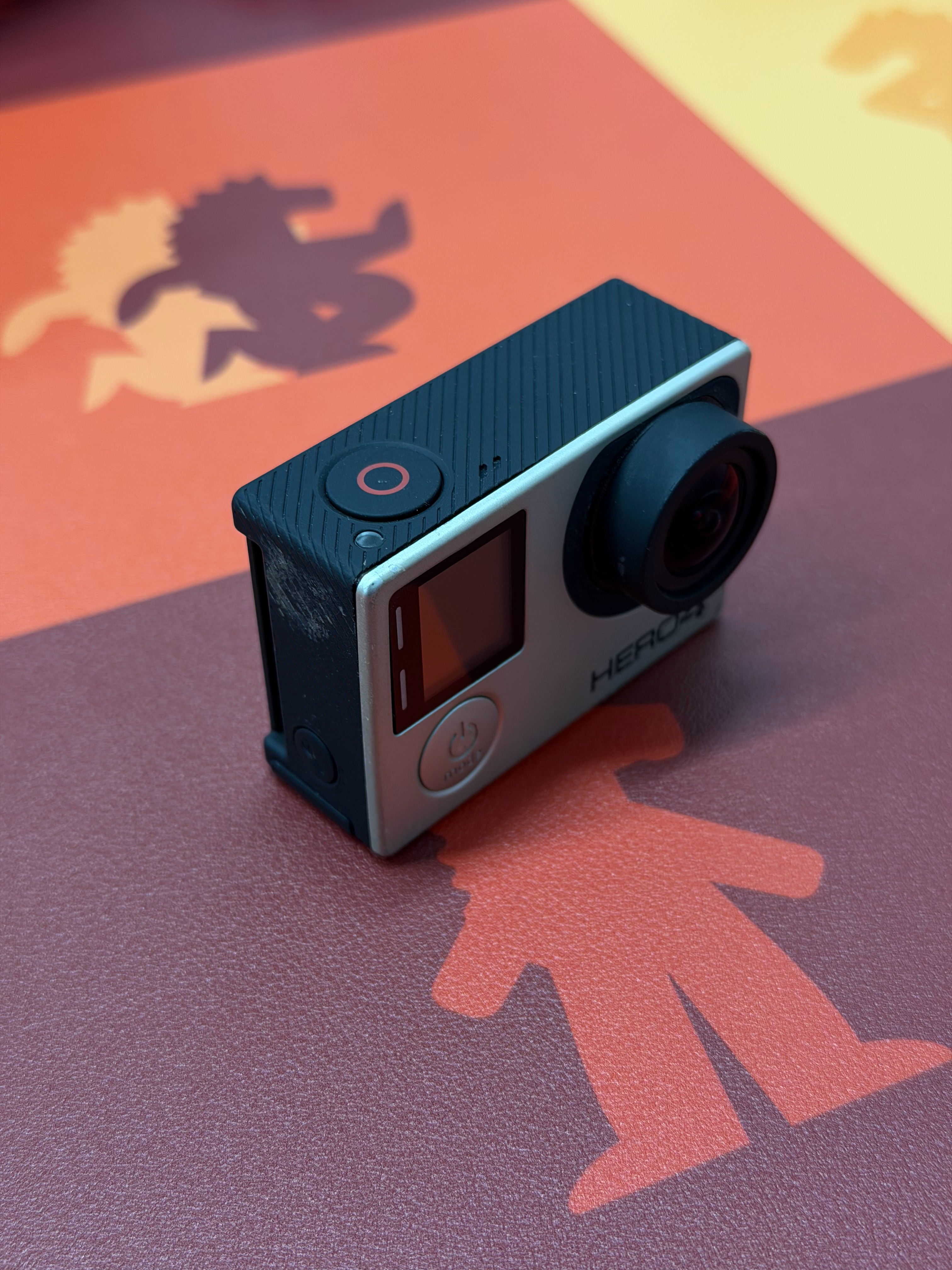 收拾设备看到了闲置GoPro4，当年的“狗”既是生产力工具，更是个有设计感的工业