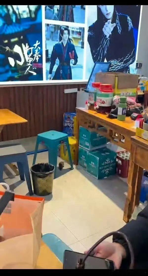 王鹤棣家炸串店现状有人拍到了老鼠和被老鼠啃了的餐巾纸 