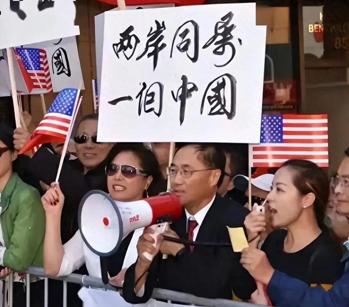 为啥统一工作在岛内进展困难？源自岛内的六个“认为”：

第一，他们认为大陆不会对