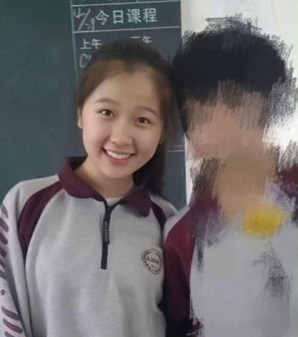 中学时期的赵露思和虞书欣，真是从小美到大。 