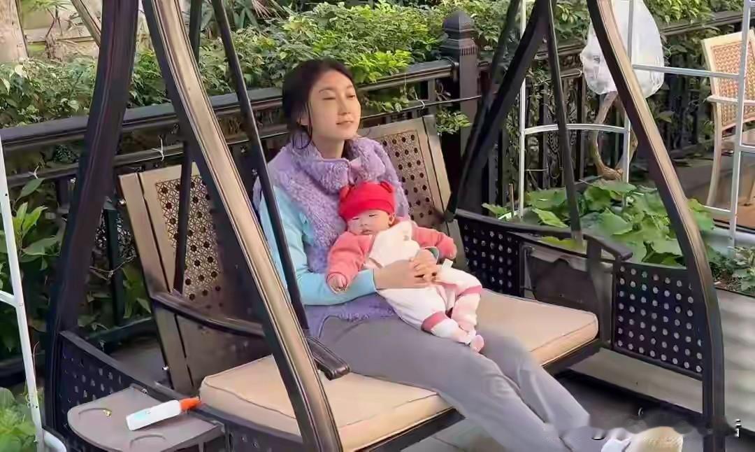 这小日子过得真好。
水均益的女儿水亦诗，孩子百天以后就搬到了泉州，住在别墅区里，