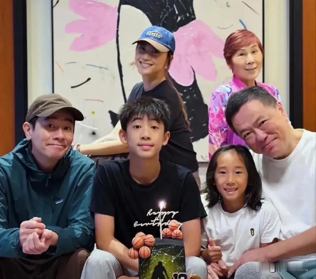 陈小春应采儿，13岁Jasper庆生照曝光！


7月1日，陈小春在社交平台晒出
