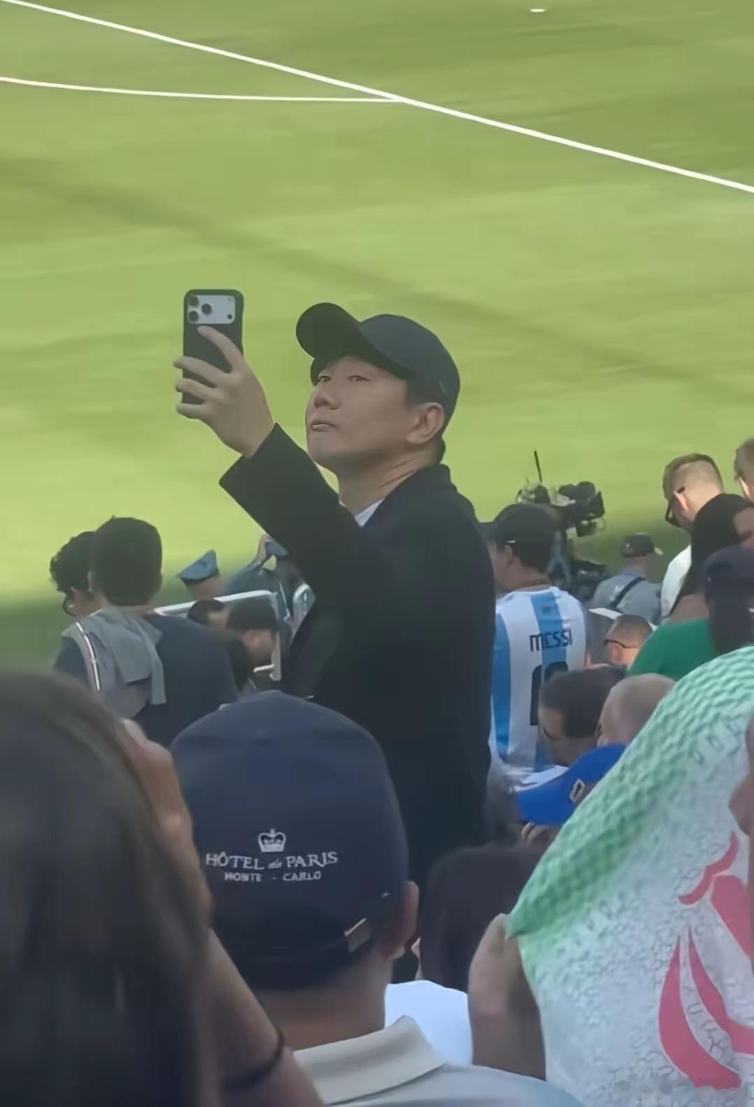 发现好多明星去现场看世界杯决赛啊1、新晋白玉兰视后杨紫和爸爸，感觉父女俩长得像一
