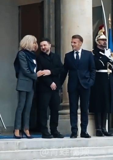 马克龙妻子的手放在泽连斯基胳膊那，是不是显得挺热情啊？
马克龙妻子和泽连斯基聊的