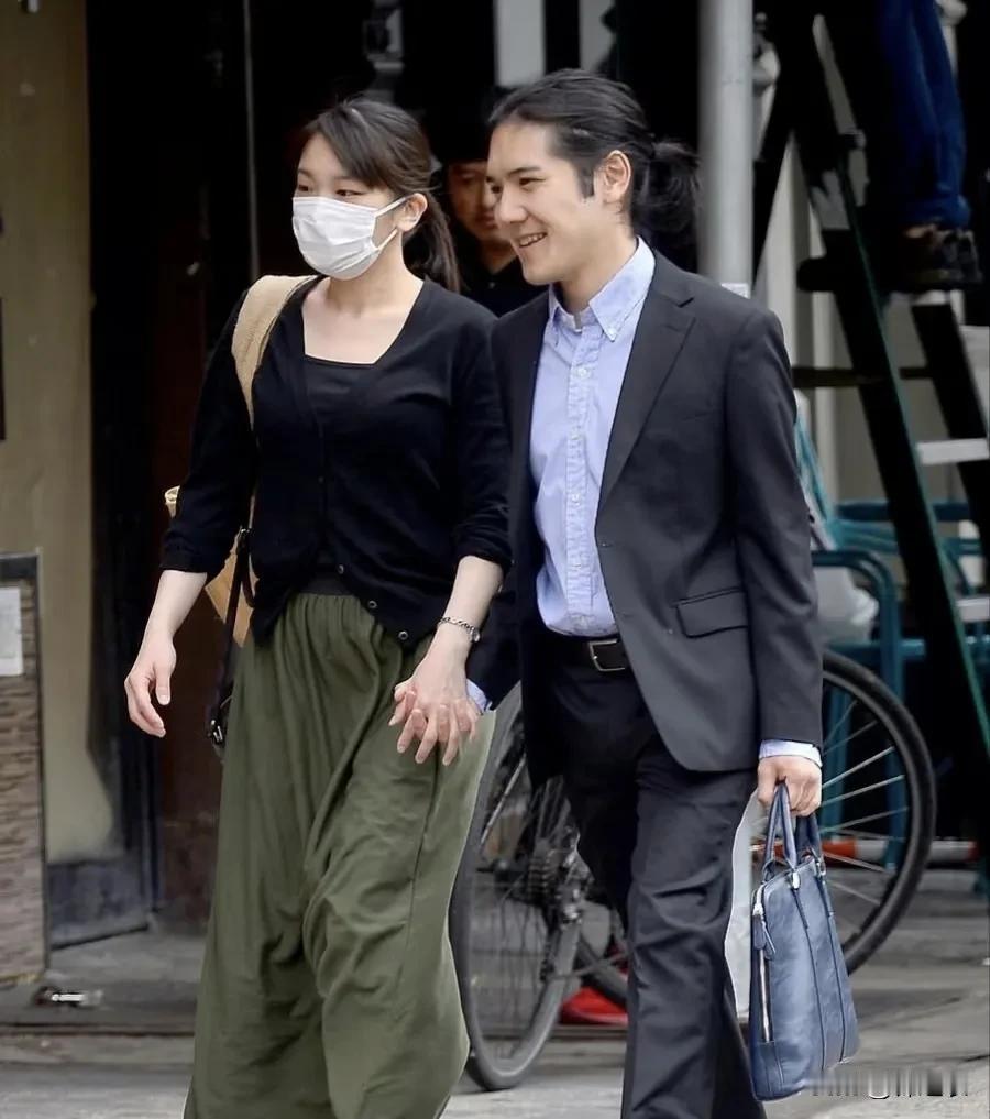 小室圭这个头我只在一个高中男同学身上看到过，他身高155，体重160，而他因为身