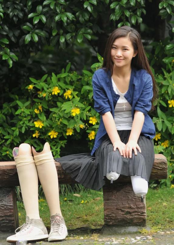 2008年，在四川地震中，廖智失去了双腿，早已出轨的丈夫趁此提出离婚。十年后，廖