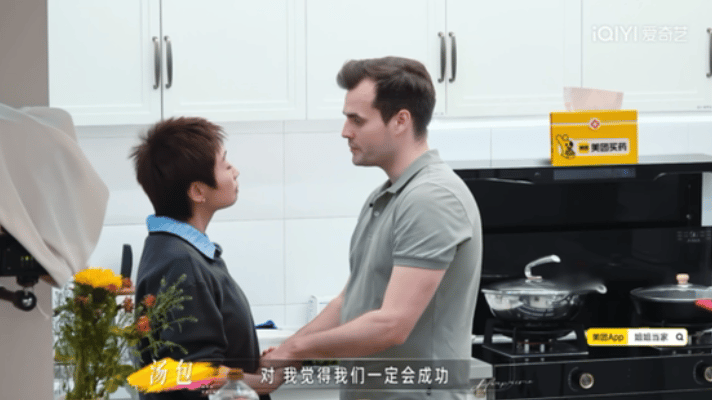 小鹿恋爱越久头发越短姐姐当家汤包的浪漫从来都很实在，耗时很久拼上万颗拼豆送给小鹿