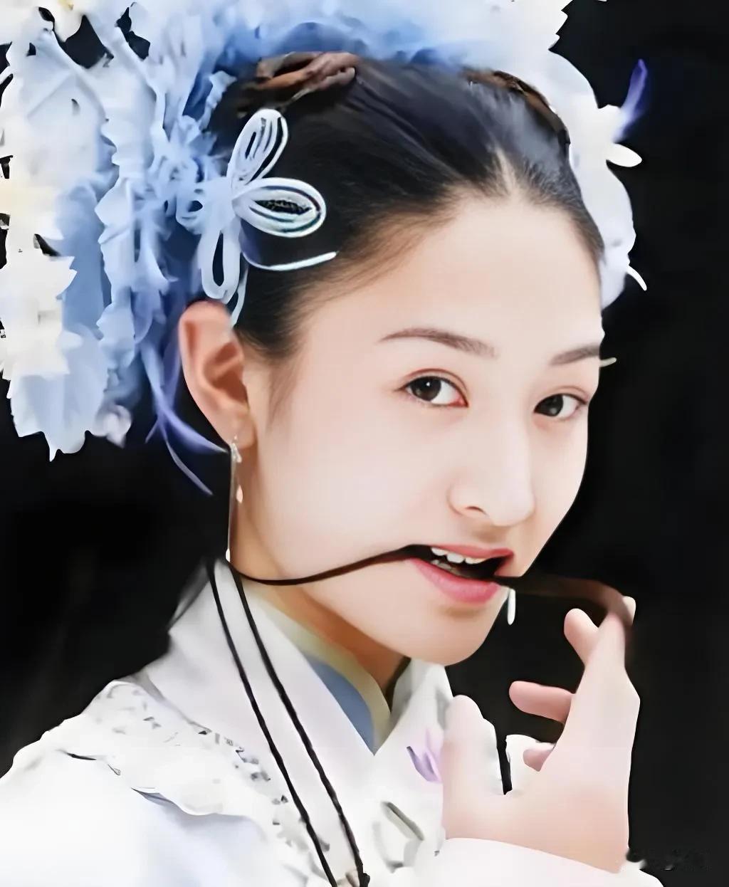 同样是“咬头发”，李小冉的玉茗格格，董璇的上官燕，谁美？