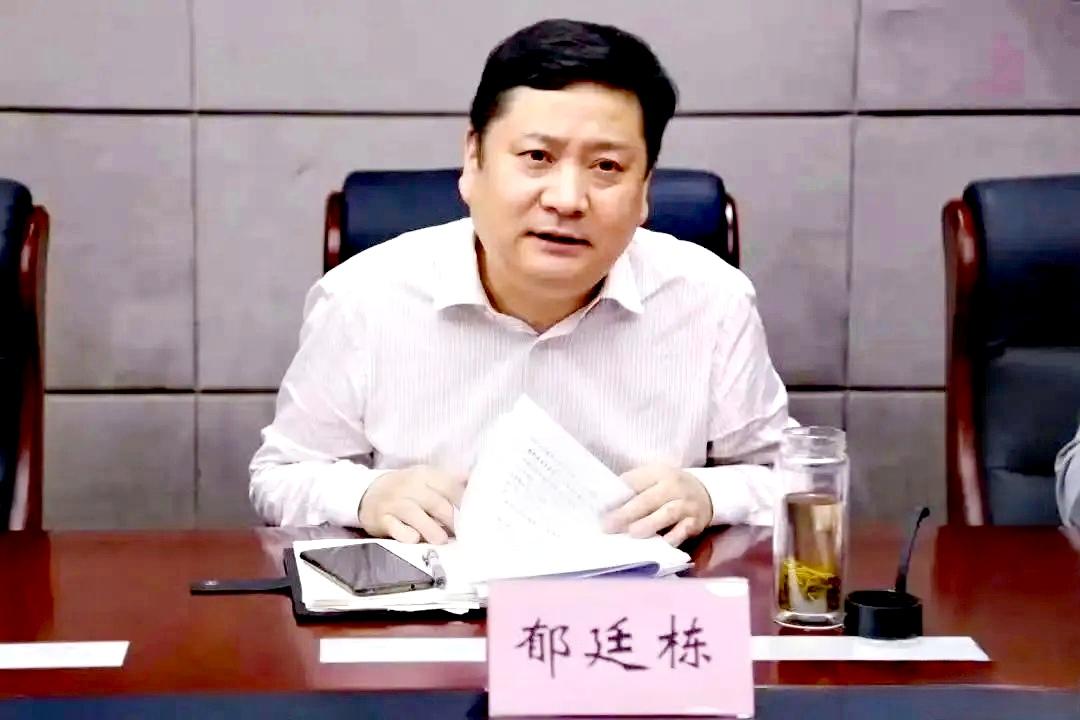 看看这两个人，一个央企高管，一个副区长，其实都是公职人员，前者毕业于清华大学，曾
