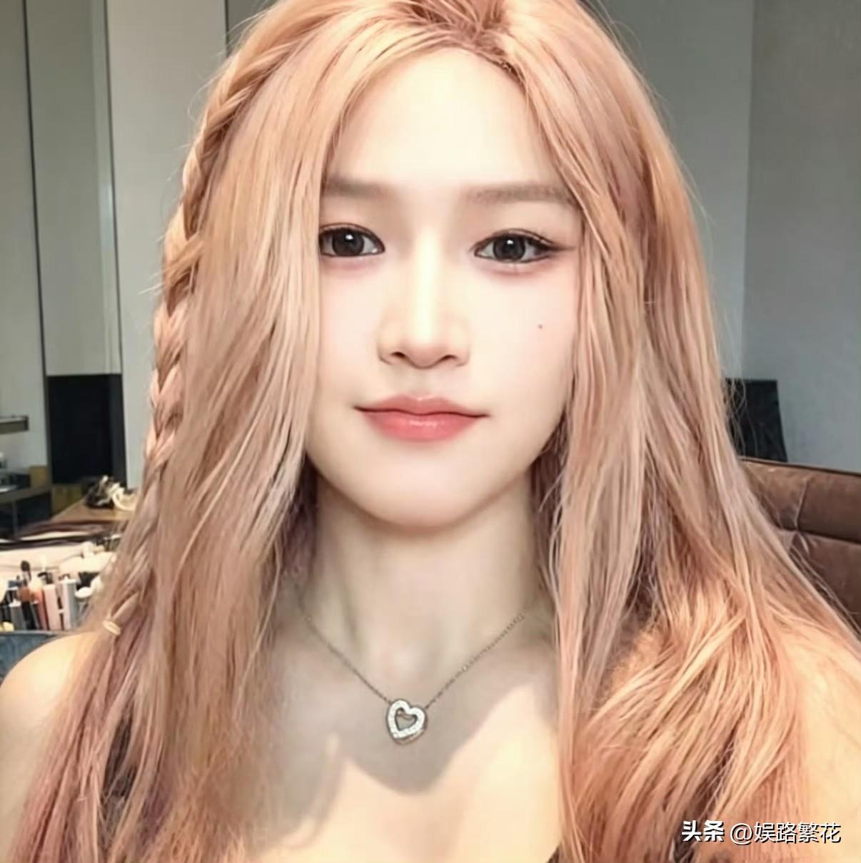 7月22日，格斗运动员张伟丽引发热议，这次不是比赛夺冠，而是她曝光了一组绝美化妆