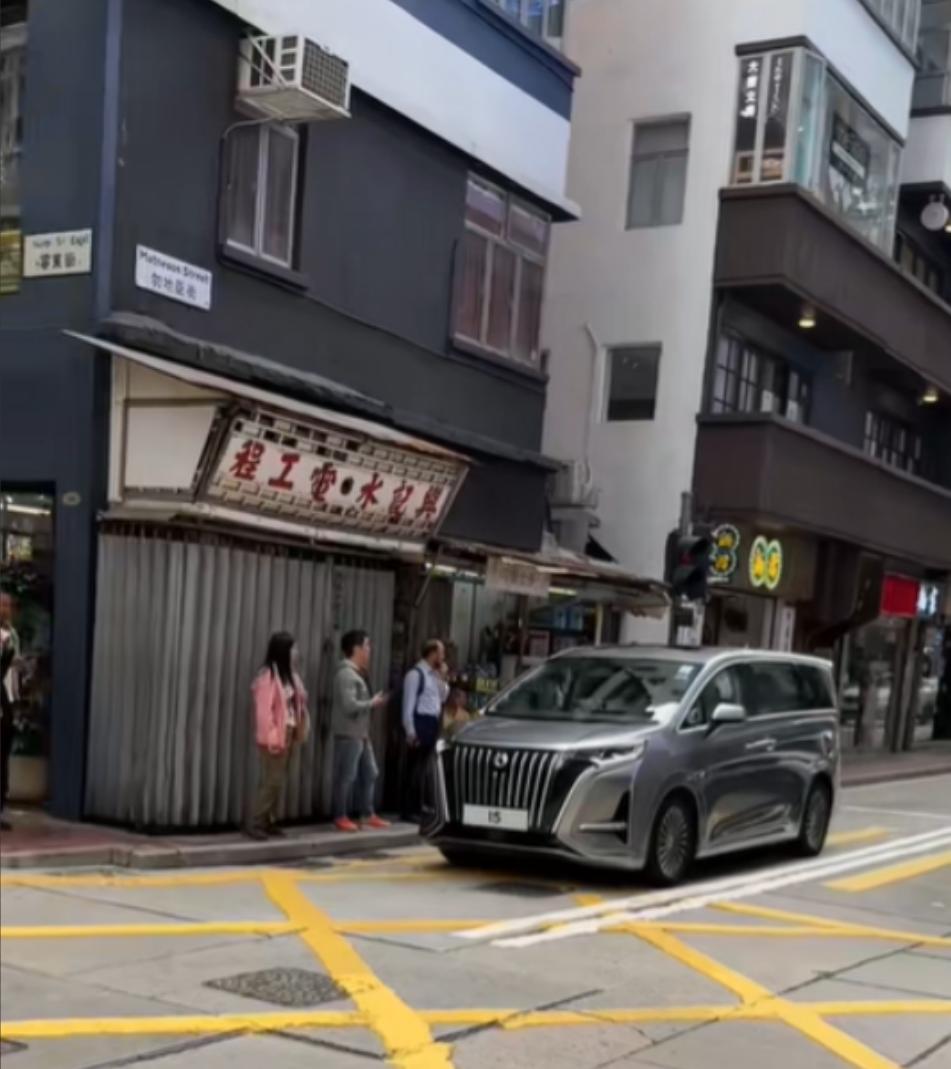 15号车牌的腾势D9也是英皇杨受成的座驾？最近D9霸屏香港街头，上面的车牌引起网