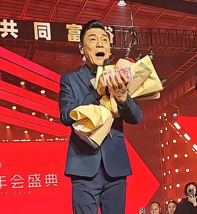 这波操作真的绝了！见过在直播间抢红包的，见过在年会抽奖的，但你见过歌手把到手的“