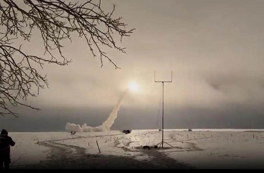 俄罗斯军火库深夜爆炸，乌克兰再次宣布“火烈鸟”巡航导弹立功。这一次乌军发射“火烈