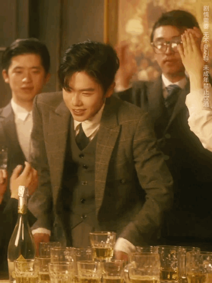 #垫底辣孩模仿王一博#超级爱追风者里王一博的醉酒戏，谁懂？？？追风者火了呢，魏若