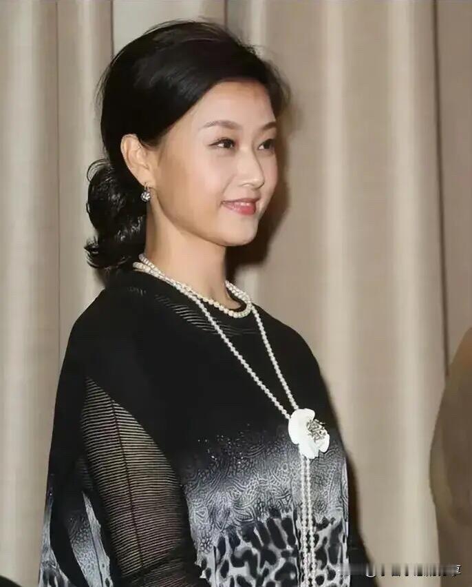 好漂亮的一个美女明星，她长的精致小巧，俏皮可爱啊，韵味是独一无二的，年轻时眼睛灵