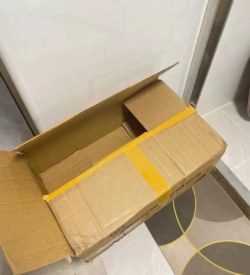 有些人注定就是穷人!
我们小区有个打扰楼道卫生的阿姨，之前我只要有纸皮箱都会放门