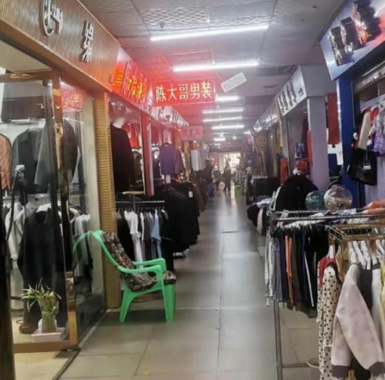 为什么唯独在我们中国，电商彻底干趴了实体店？
 
我们必须深入探究，为何在中国的
