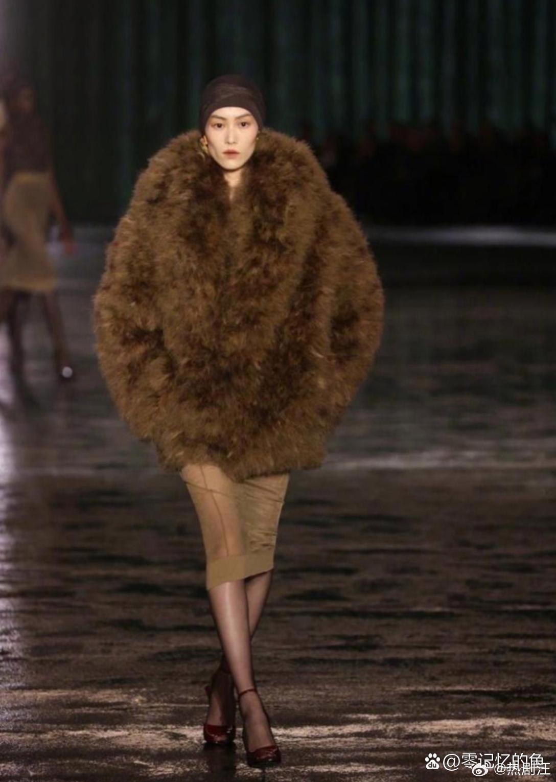 刘雯巴黎时装周走秀，这外国的时尚我们看不懂啊。 