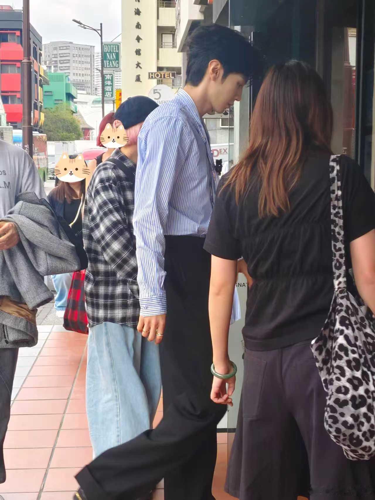 网友在马来西亚偶遇陈哲远 网友在马来西亚偶遇陈哲远，好优越的比例！！